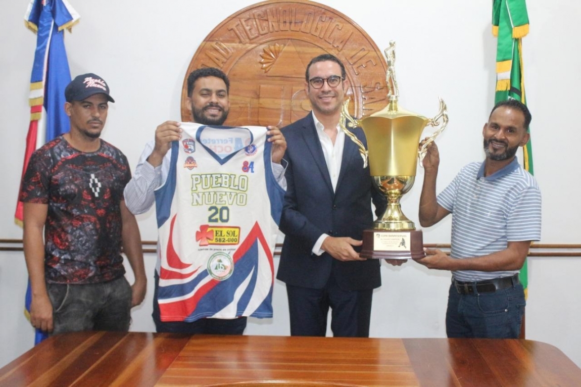 La Información Digital | Deportes | Básquetbol | Canciller Utesa, Frank  Rodríguez, recibe campeones Club Pueblo Nuevo