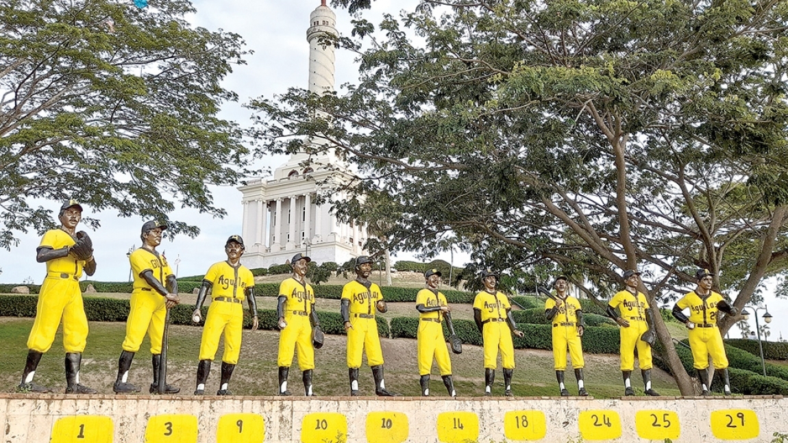 La Información Digital | Deportes | Béisbol | Se deteriora Plazoleta honra  Aguilas Cibaeñas en el Monumento