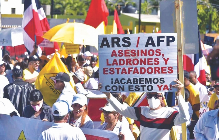 Médicos marchan contra las ARS y AFP