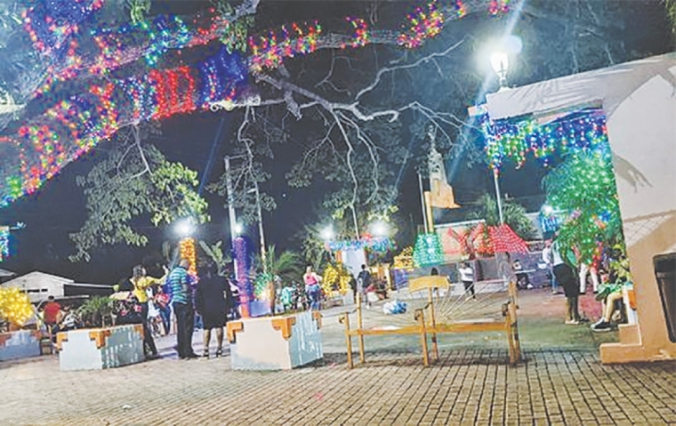 Junta distrital Las Lagunas enciende luces navideñas en Parque Central