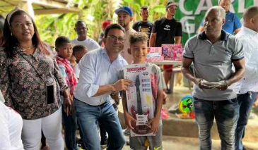 Diputado Fuerza del Pueblo entrega juguetes a niños en Gaspar Hernández