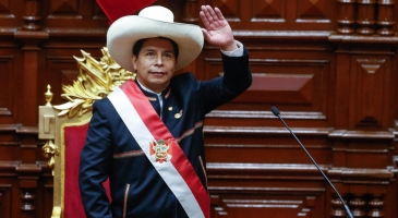 Congreso destituye presidente de Perú por "permanente incapacidad moral"