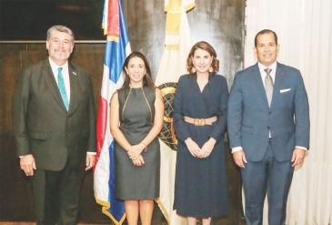 Carlos Peñafiel, Regina Flores, Yolanda Betrian de Romero y José Manuel Romero.