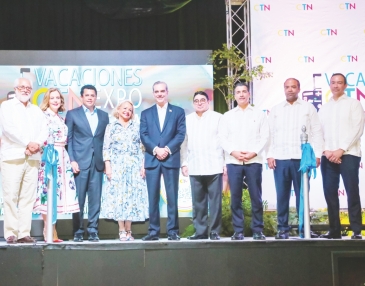 Presidente Luis Abinader realiza corte de cinta junto a Miguel Calzada, Rosa Hernández de Grullón, David Collado, Clarissa de la Rocha, Rolando González Bunster, Christopher Paniagua, Samuel Pereyra y Luis Molina Mariñez. 