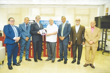 El doctor Jorge Asjana David entrega  el programa de gestión 2022-26 al licenciado Emanuel Castillo. Le acompañan Pablo Céspedes, Alexis Martínez, Bautista López García, José De Luna y José Tavarez. (Foto; Carlos CHICON).