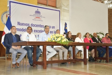 En Santiago nuevos docentes juran ante autoridades del Minerd compromiso de mejorar calidad educación RD