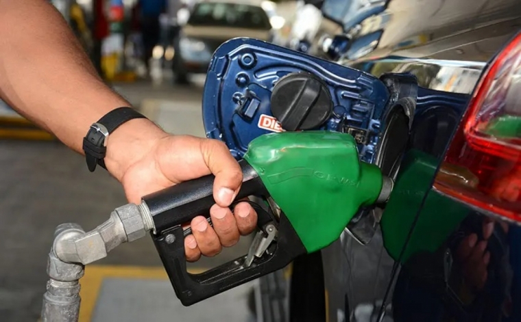 Gobierno congela precios de combustibles