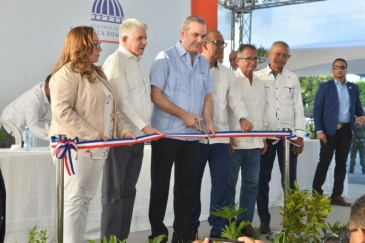 Presidente inaugura obras y supervisa otras en Santiago