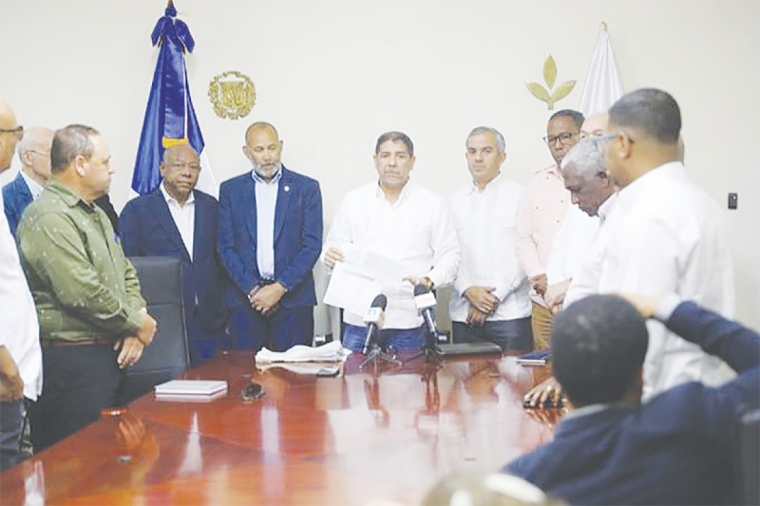 Gobierno entrega RD$60 millones a asociaciones productoras de ajo de Constanza