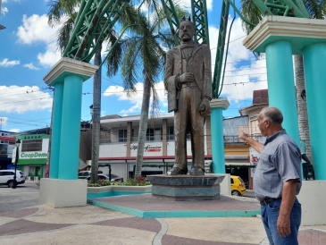 Estatua de Duarte colocada en histórico parque de Moca está llena de materia fecal