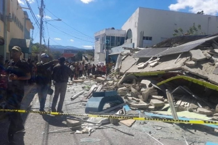 Muere mujer atrapada debajo de escombros de edificio colapsado en La Vega