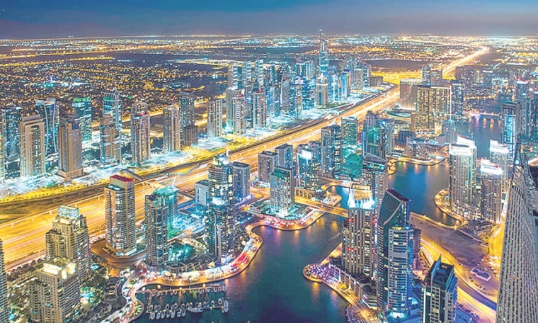 Dubai, es una hermosa ciudad de los Emiratos Árabes Unidos, que destaca por su particular arquitectura ultramoderna, sus paisajes, sus edificios y atractivos culturales que la convierten en un destino turístico mundial. La tradición y la modernidad armonizan en esta urbe situada entre el desierto y el mar.