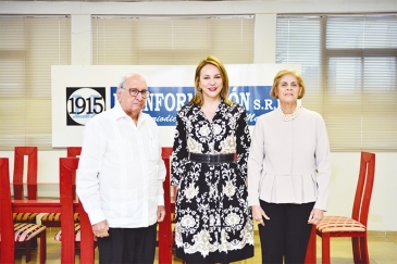 Emmanuel Castillo, director de LA INFORMACIÓN, Milagros Germán, ministra de Cultura e Ingrid González de Rodríguez, subdirectora de este diario. (Fotos: Carlos CHICON).