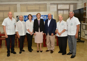 Simón De Castro, Francia Álvarez de Batista, Teresita Quesada de Pastoriza, Eurides Lajam de Toribio y Danilo Gómez, miembros de la junta directiva de la Sociedad San Vicente de Paúl, junto al director de este diario, Enmanuel Castillo y la subdirectora, Ingrid González de Rodríguez. (Fotos: Carlos CHICON)