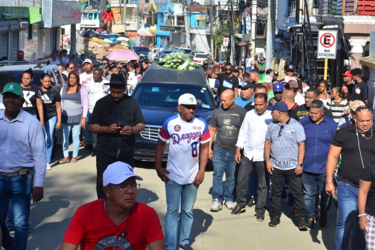 Cientos de personas acompañaron el carro fúnebre, con los restos del niño Donally Joel Martínez, muerto a causa de un disparo por un agente policial.