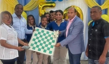 INEFI entrega juegos de ajedrez en tres centros educativos