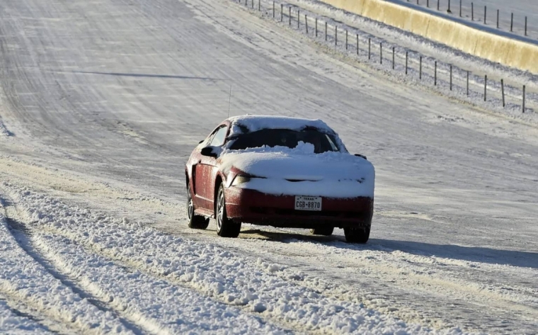 Un coche circula cubierto de nieve por la autopista en Dallas, Texas, Estados Unidos, en una fotografía de archivo. EFE/Larry W. Smith