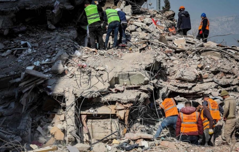 Muertos por terremotos sobrepasan los 30 mil