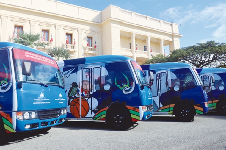 Presidente encabeza entrega autobuses para asociaciones de estudiantes universitarios