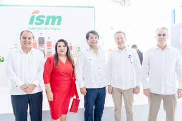 Don Jorge Añaños, Tania Alcázar de Añaños, Arturo Marroquín, Ito Bisonó Haza y René Grullón.