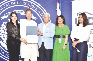Consulado Dominicano de New York reconoce Yily de los Santos