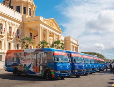 Ministro Juventud entrega un autobús Asociación Estudiantes de Moca