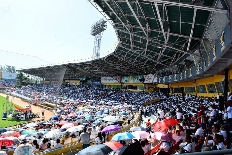 Feligreses participan de la celebración de Corpus Christi en el estadio Cibao (Foto: Carlos Chicón).
