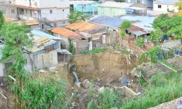 Defensa Civil dice 16 mil familias de Santiago viven en áreas vulnerables