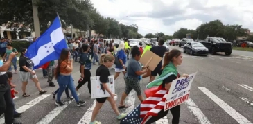 Manifestantes latinos protestan en Tampa contra ley de inmigración de Florida