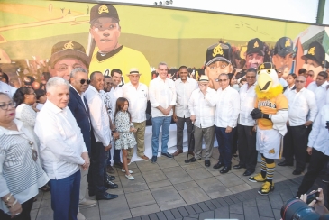 Presidente Abinader devela mural Aguilas Cibaeñas, promete remozar Estadio Cibao