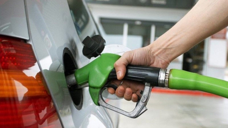 Baja el avtur y los otros combustibles mantienen estables sus precios