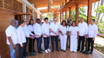 Abinader inaugura reconstrucción de dos plazas de vendedores en Guayacanes