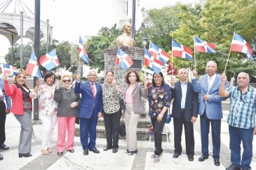 Instituto Vegano de Cultura deposita ofrenda floral en honor al primer izamiento Bandera Nacional