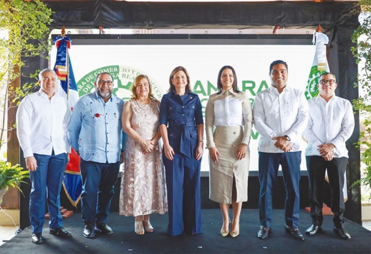 Vicepresidenta Raquel Peña diserta en Cámara de Comercio de La Vega