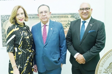 Clarissa de la Rocha de Torres, Héctor Valdez Albizu y Ervin Novas Bello.