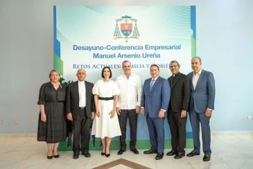 Bernarda de Checo, monseñor Freddy Bretón, Raquel Arbaje de Abinader, Luis Abinader, Juan Manuel Ureña, monseñor Tomás Morel y Oliverio Espaillat. (Fotos: Carlos CHICON).