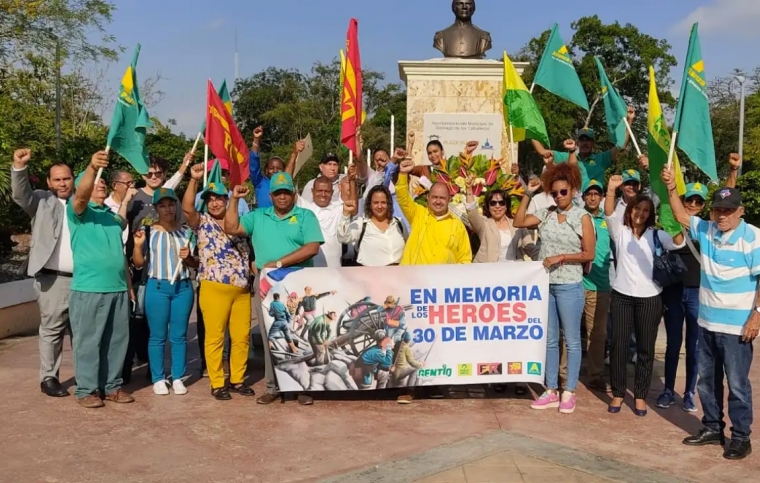 En Santiago, Alianza País, Frente Amplio, FR, PCT y Gentío, realizan ofrenda a Héroes del 30 Marzo