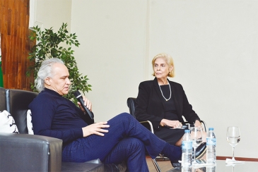 José Antonio Molina e Ingrid González de Rodríguez en el conversatorio.