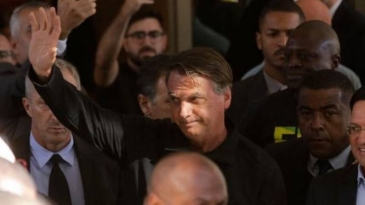 Bolsonaro, recibido por multitud en primer acto público tras volver a Brasil