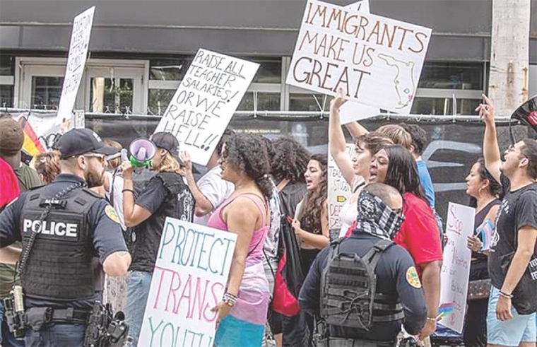 Indocumentados de Florida temen que inmigración sea piedra angular de campaña de DeSantis