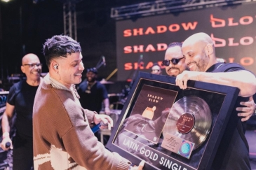 Disco de Oro para Shadow Blow por su canción "Mensaje directo"