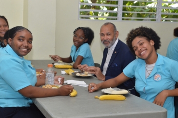 INABIE avanza proyecto piloto de inclusión de frutas en alimentación escolar