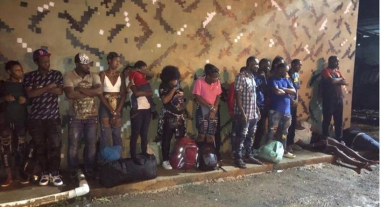 Chofer abandona jeepeta con 21 haitianos indocumentados en Mao