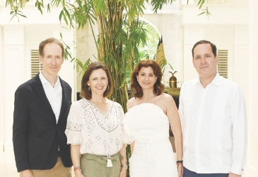 Miguel Torres Maczassek, Sarah Andrews de Torres, Cecilia Carballo de Álvarez y José Antonio Álvarez Hijo.