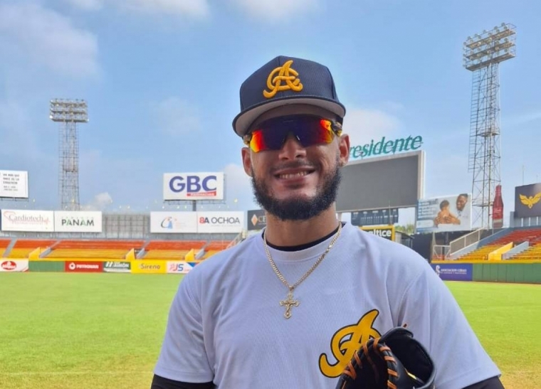 Aguilas refuerzan sus alas con Jonathan Hernández y Adael Amador