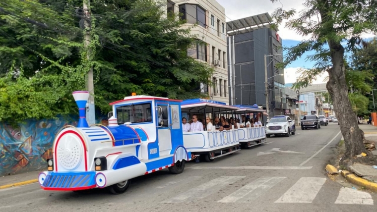 El recorrido del Tren Turístico de Santiago partió desde el centro urbano, recibiendo a un grupo de tour operadores de Estados Unidos