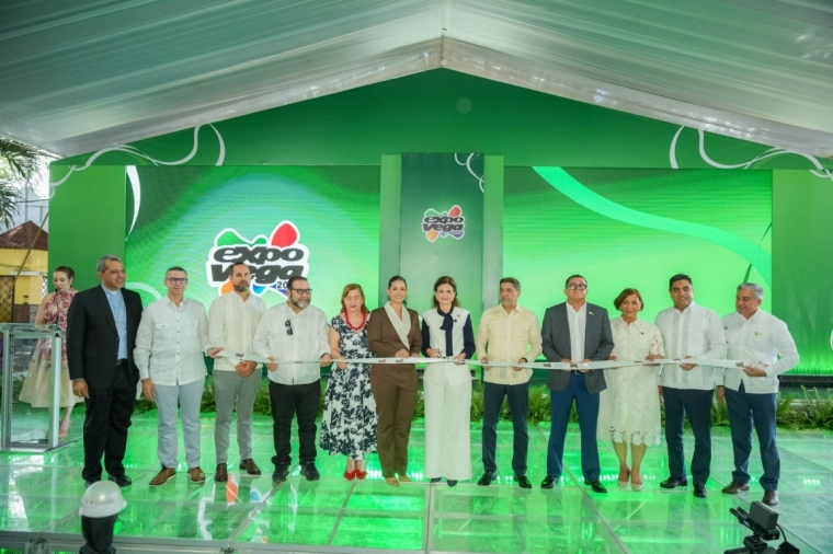 La vicepresidenta Raquel Peña corta la cinta que deja inaugurada Expo-Vega real 2025. Le acompañan Odil Morilla, directivos de la cámara  y otras  personalidades invitadas