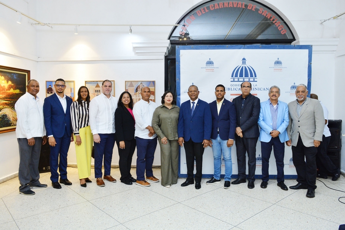 Directivos del Codia, autoridades de Cultura y expositores. (Fotos: Carlos CHICON)