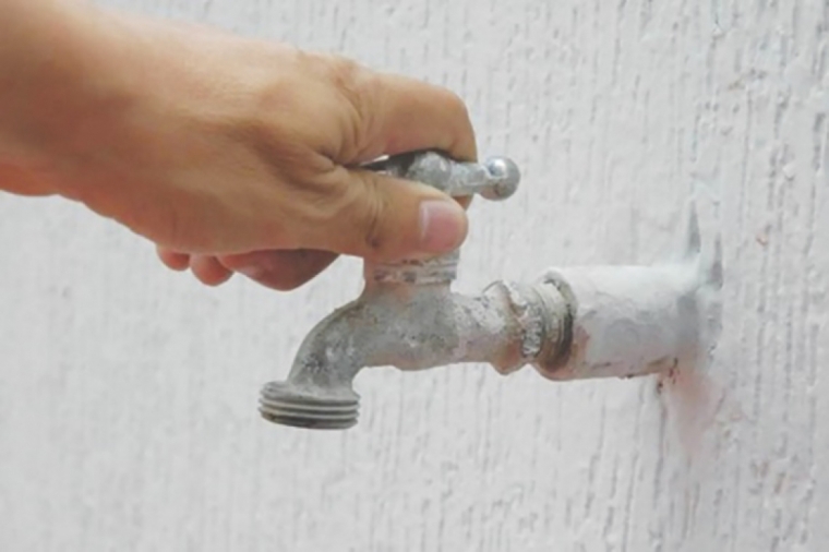 Denuncian grave crisis de agua  afecta barrios de Santiago