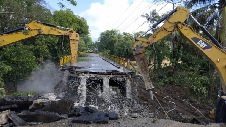 Comienza demolición puente colapsado sobre el río Camú en Puerto Plata